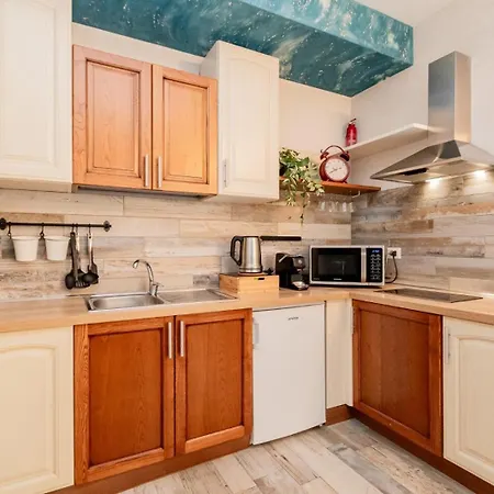 Train Station Apartment *