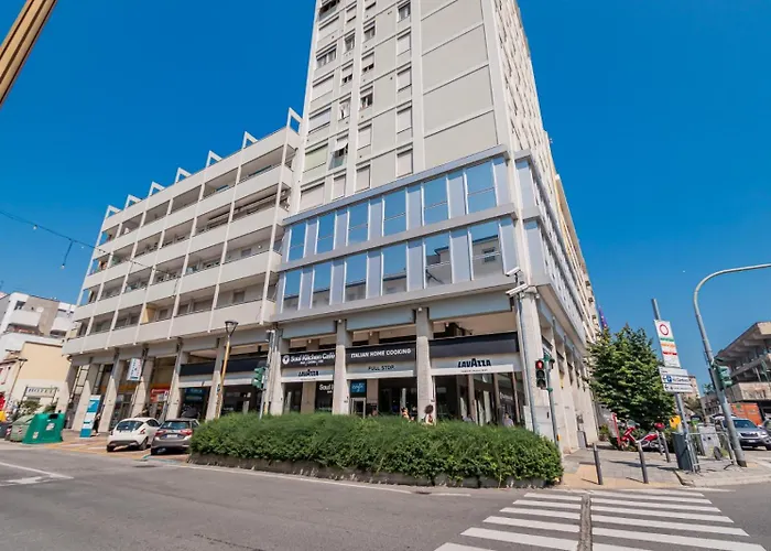 Train Station Apartment *